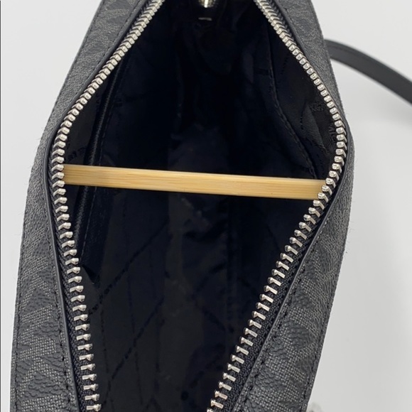 MICHAEL KORS LARGE EW ZP CHAIN XBODY BLACK SIGNATR - Picture 13 of 16